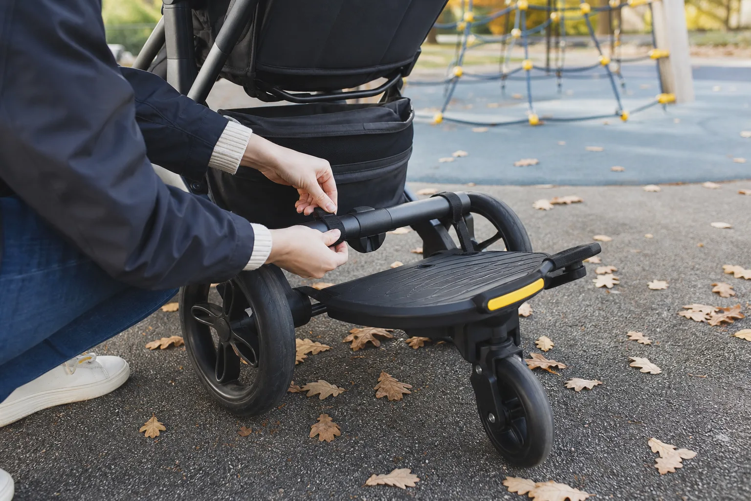 Remmar kontrolleras på ståbräda bakom barnvagn