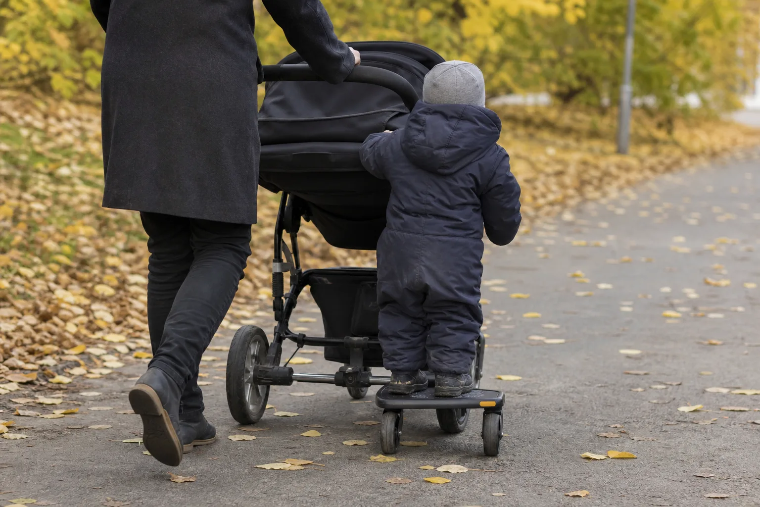 Ståbräda monterad bakom rymlig barnvagn
