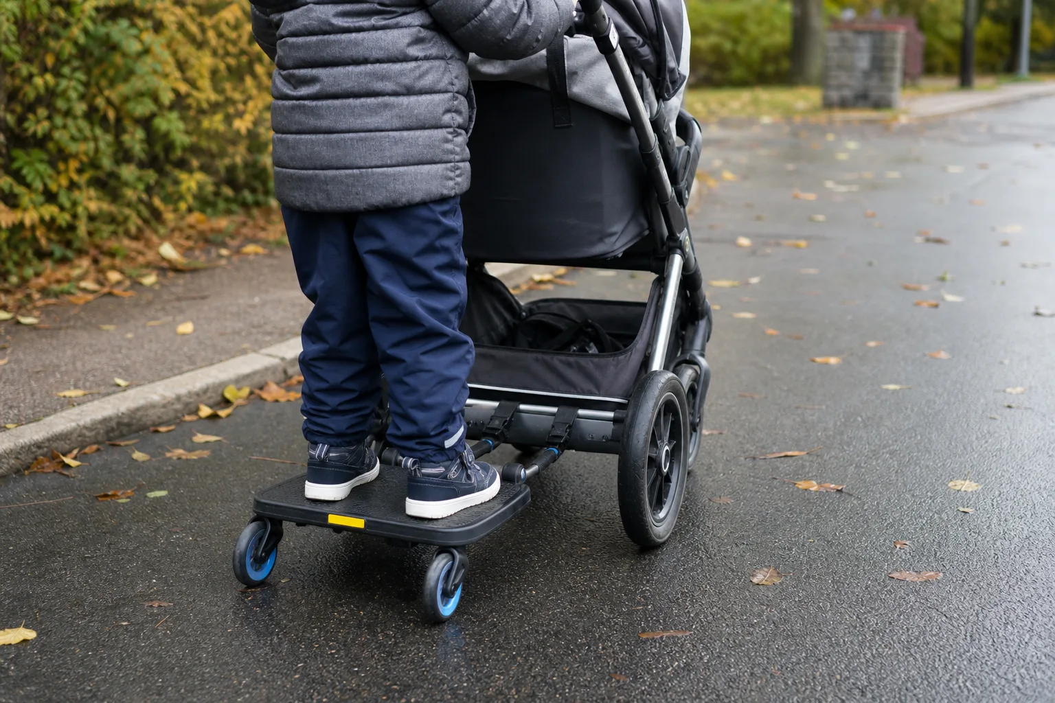 Mörk ståbräda med reflex bakom barnvagn