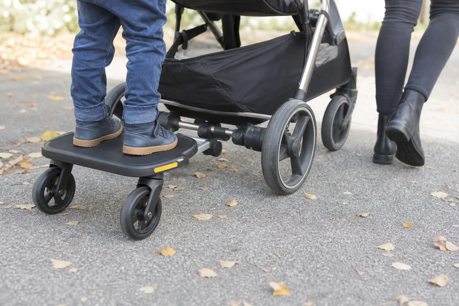 Ståbräda med gummihjul bakom barnvagn